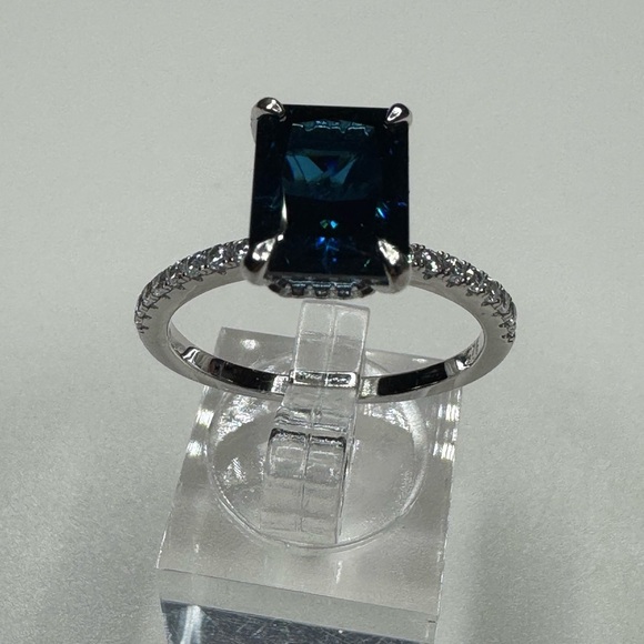 Elegant Blue Sapphire Gemstone set in Sterling Silver and Simulated Stones - Picture 3 of 4